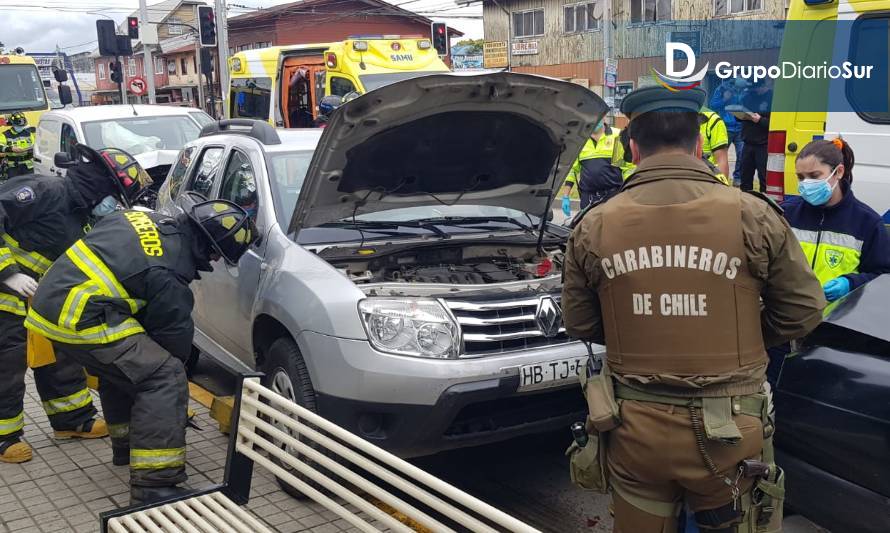 De los tres vehículos involucrados el que sacó la peor parte fue el Renault que quedó al medio. (Fotos de Hans Lara).