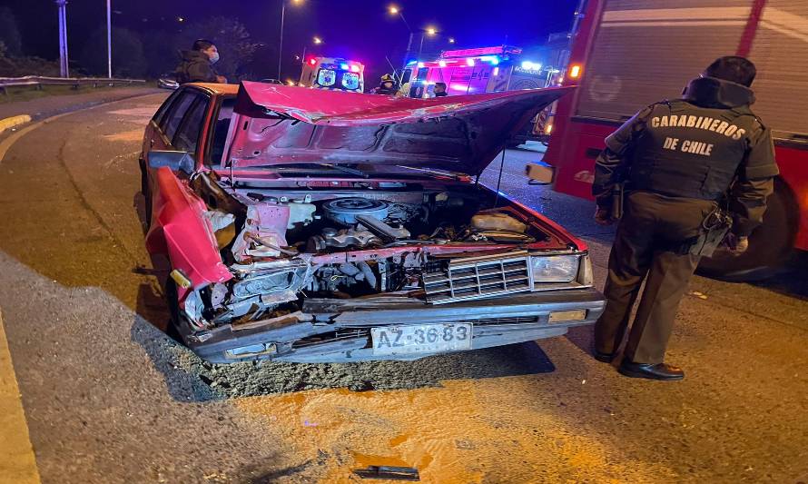 Conductor de aplicación causó accidente, bajó a sus pasajeros y se fugó