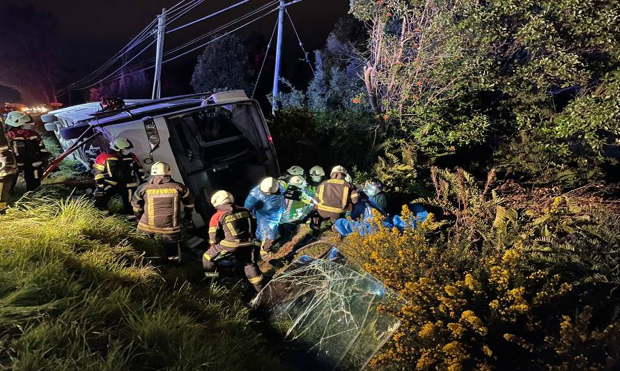 Noche de accidentes: Bus terminó volcado en una zanja