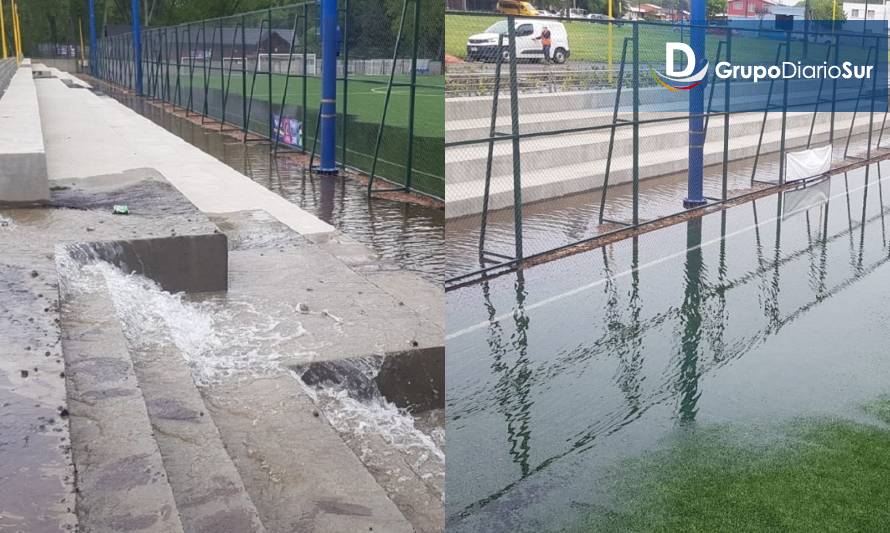 Rotura de matriz de agua potable inundó cancha sintética en Osorno