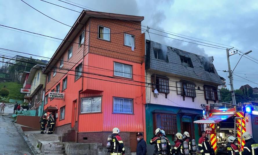Saltaron desde tercer piso para no quemarse vivos en incendio de residencial