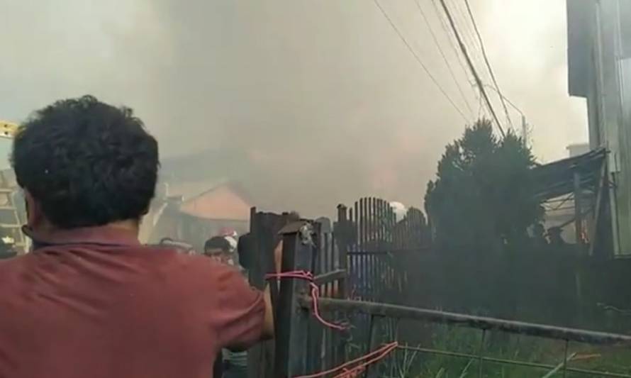 Bomberos de todo Chiloé están en Castro y se suma Puerto Montt con tres unidades