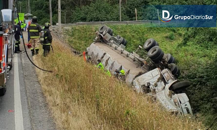 Camión desbarrancó en ruta Osorno- Puerto Octay