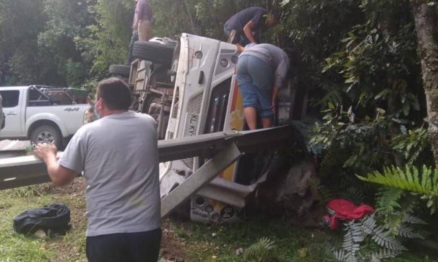 Volcamiento de bus: Particulares por querer ayudar llevaron pacientes a Río Puelo y Posta de Pocoihuen