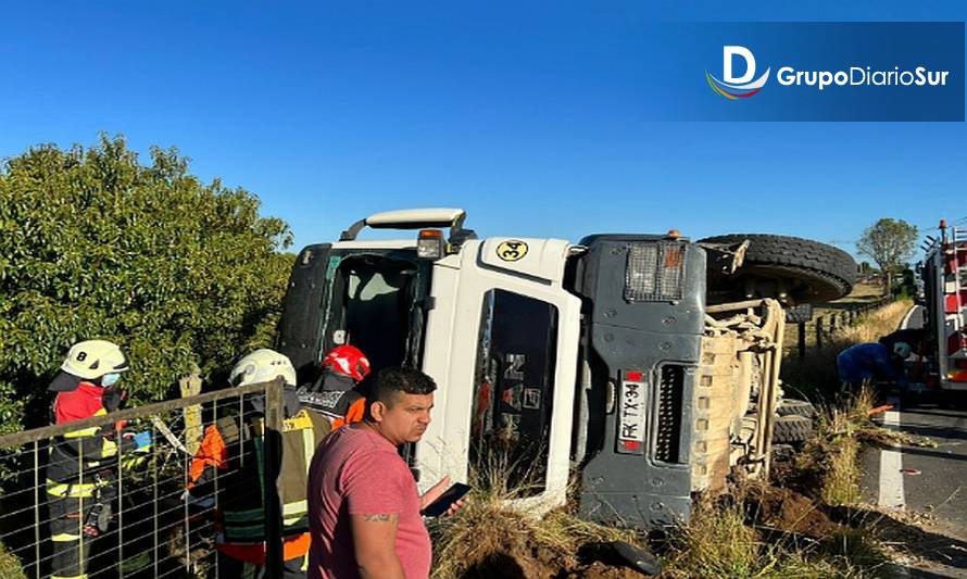 Conductor volcó y colisionó cerco de una casa en ruta San Antonio 