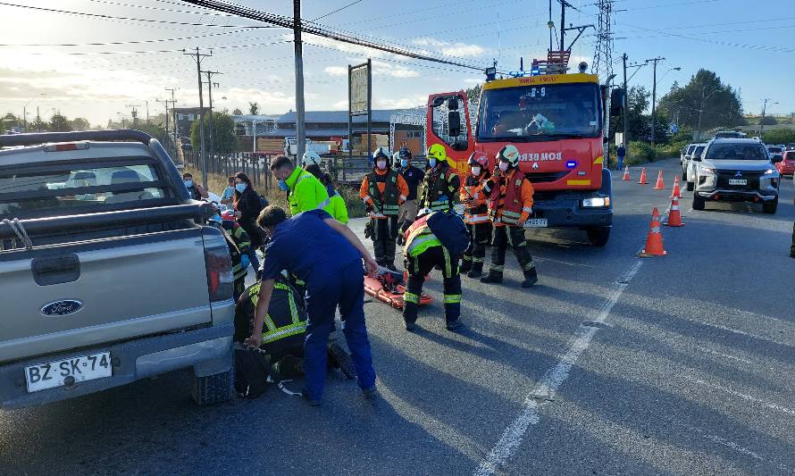 Moticlista colisionó con camioneta en ruta Alerce