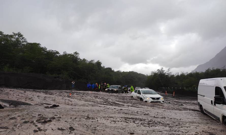 Nuevamente quedaron vehículos atrapados por deslizamiento de agua y barro en la ruta a Petrohué 