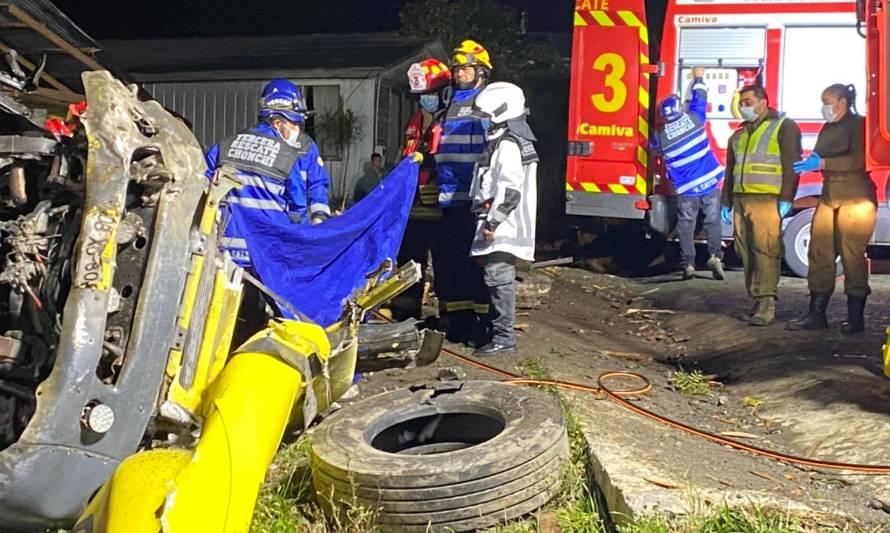 Dos fallecidos dejan accidentes en cadena: camión volcó tras desvío de tránsito provocado por atropello