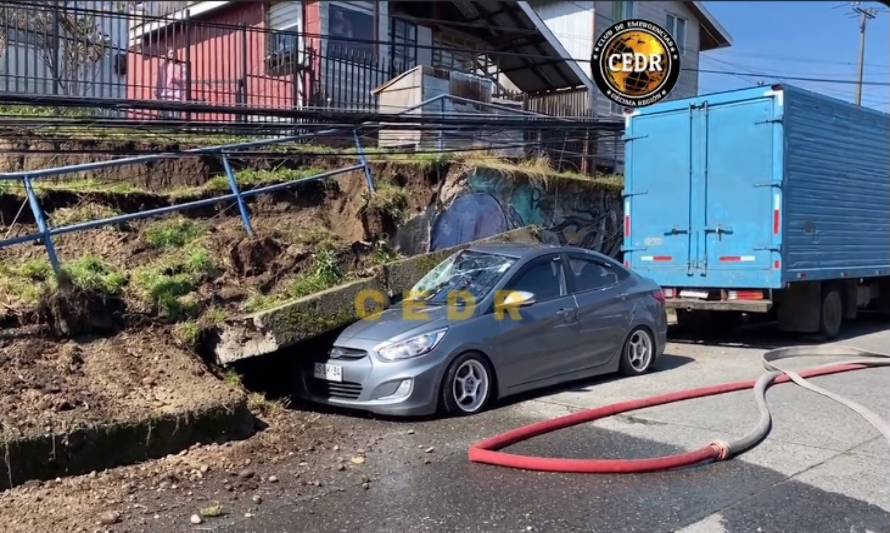 Impactantes imágenes: muro cae mientras bomberos combatían incendio