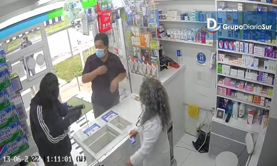 Con arma de fuego 3 antisociales roban farmacia