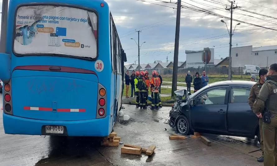 Jornada de accidentes en Alerce: Dos microsbuses fueron protagonistas en ambos hechos