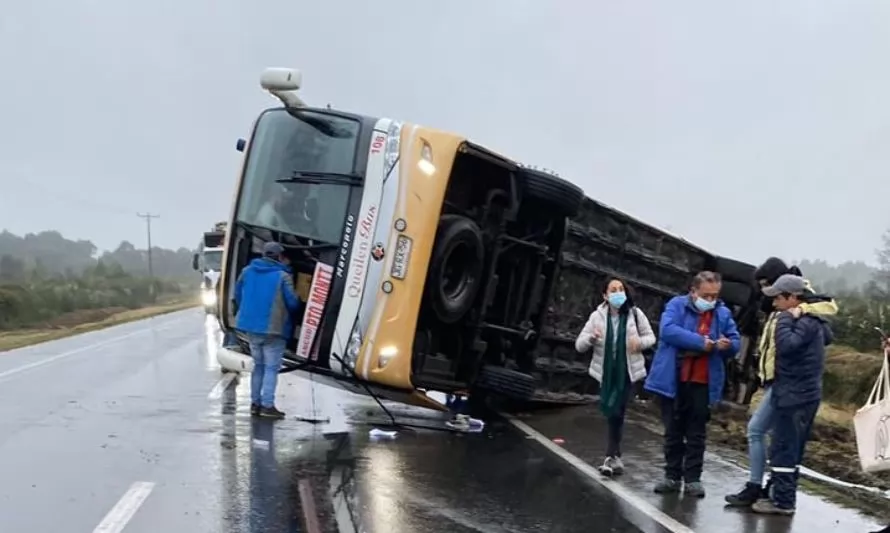 Bus con 13 pasajeros volcó en la recta Butalcura en provincia de Chiloé