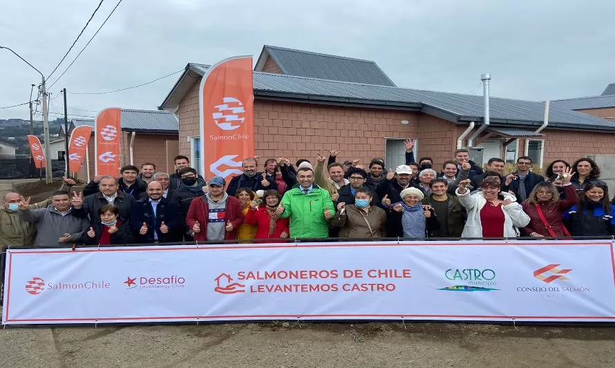  Reconstrucción de Castro: autoridades regionales, salmonicultores y Desafío Levantemos Chile entregan primeras 12 viviendas habitables 