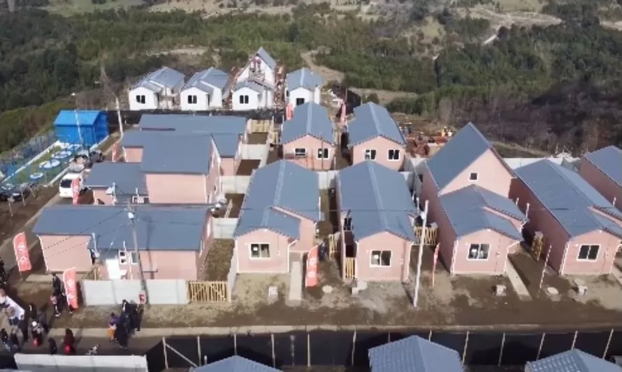 Entregan primera casas de población reconstruida tras megaincendio de Castro