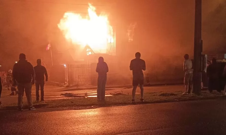 Incendio dejó a siete personas damnificadas en villa Valle La Colonia 