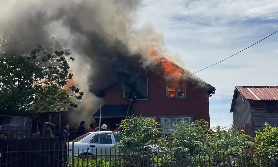 Incendio en población Ebensperger: Casa de dos pisos destruida y un bombero lesionado