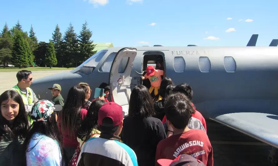 Alumnos rurales de Quellón visitaron la base aérea El Tepual