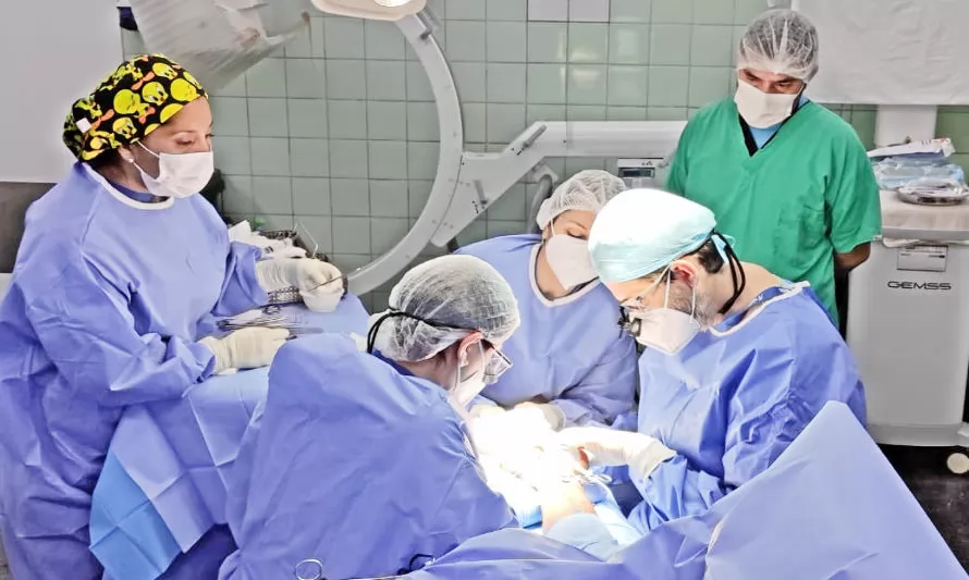 Operativo con Clínica MEDS logra concretar 54 prestaciones de especialidad en tres días en el Hospital de Quellón
