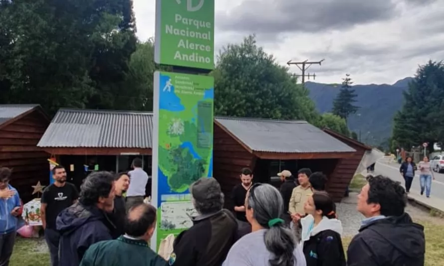 Inauguran panel informativo en parque nacional Alerce Andino 