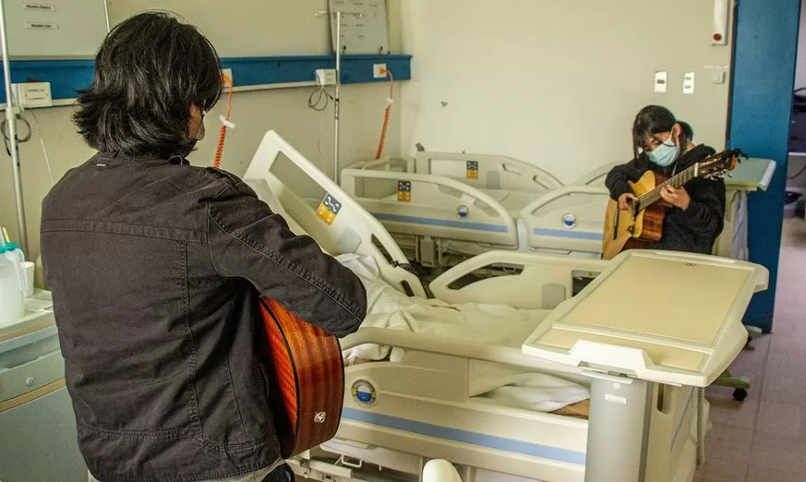 Pacientes hospitalizados de Quellón disfrutaron de música en vivo