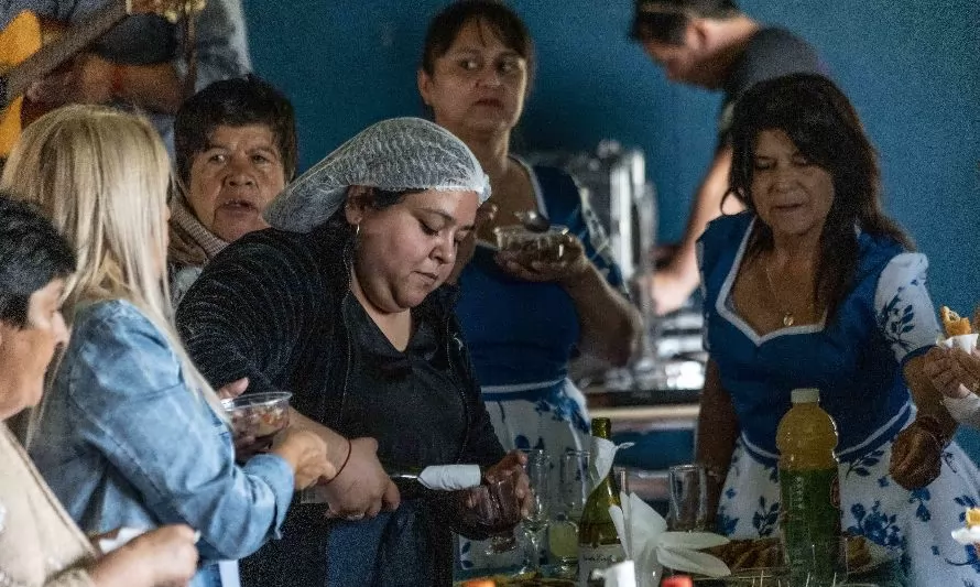 Hualaihué: Cerca de mil personas participaron de la primera feria gastronómica intercultural en el sector costero de Rolecha