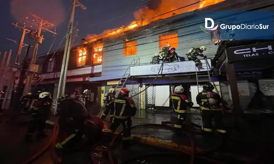 Urgente: Incendio destruyó una cuadra de locales comerciales en calle Varas de Puerto Montt