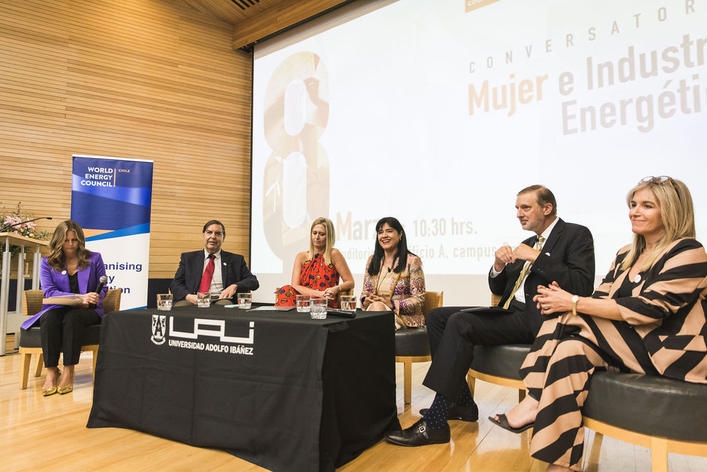 Expertos coinciden en la necesidad de que más mujeres se vinculen a carreras científicas para avanzar en la transición energética