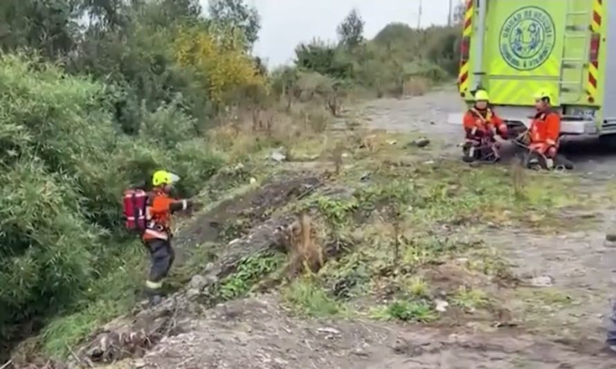 Jornada de emergencias en Pto. Montt: Vehículo cayó a barranco y sujeto trató de lanzarse desde un mall