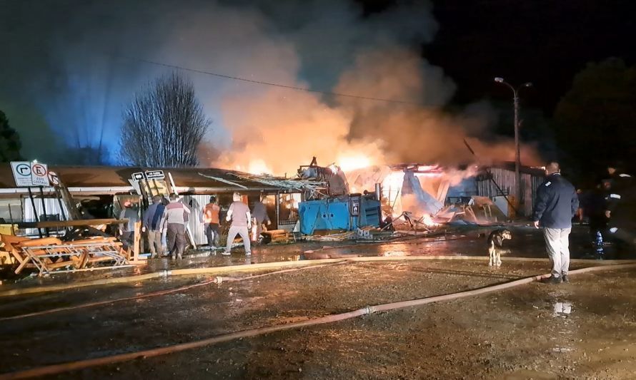 Incendio consumió módulos de la unidad de operaciones municipales en Frutillar