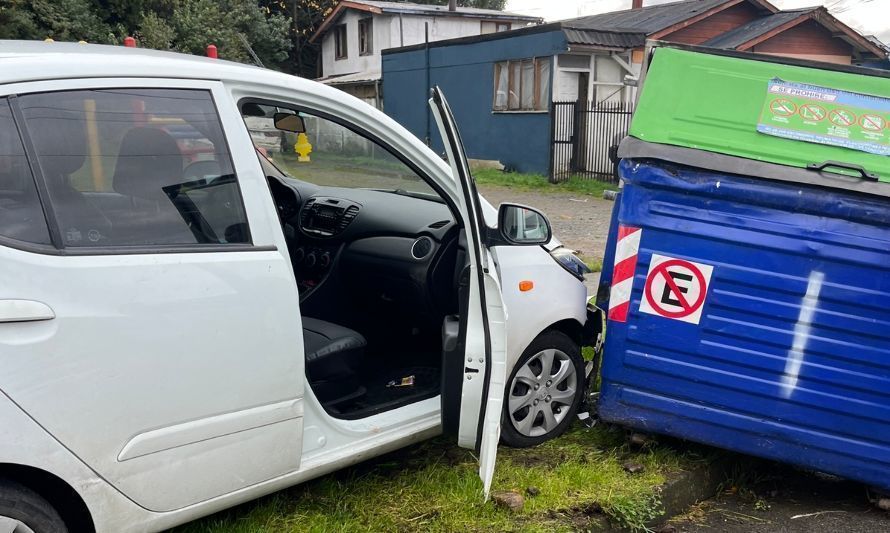 Detienen a pareja que se movilizaba en automóvil robado