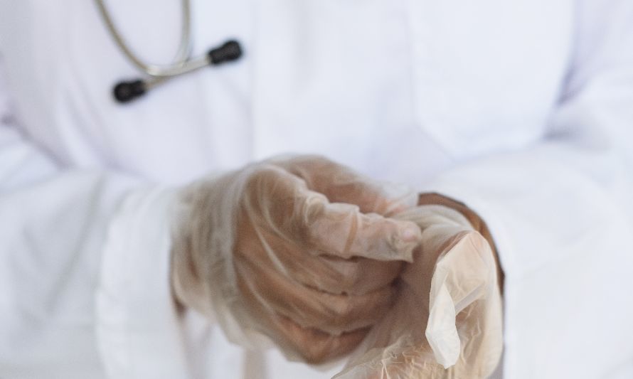Foto de RF._.studio: https://www.pexels.com/es-es/foto/medico-de-cultivos-con-estetoscopio-preparandose-para-la-cirugia-en-el-hospital-3825586/