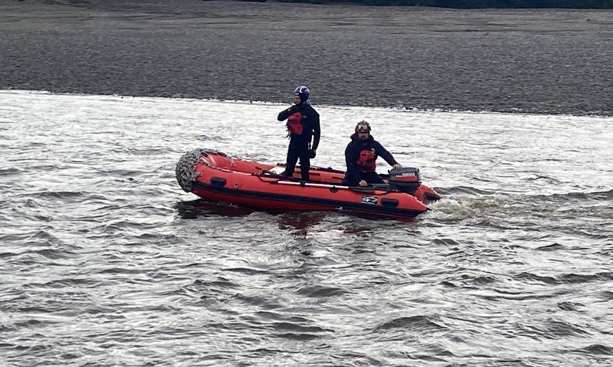 Hallan cuerpo de uno de los desaparecidos en el río Carihueico