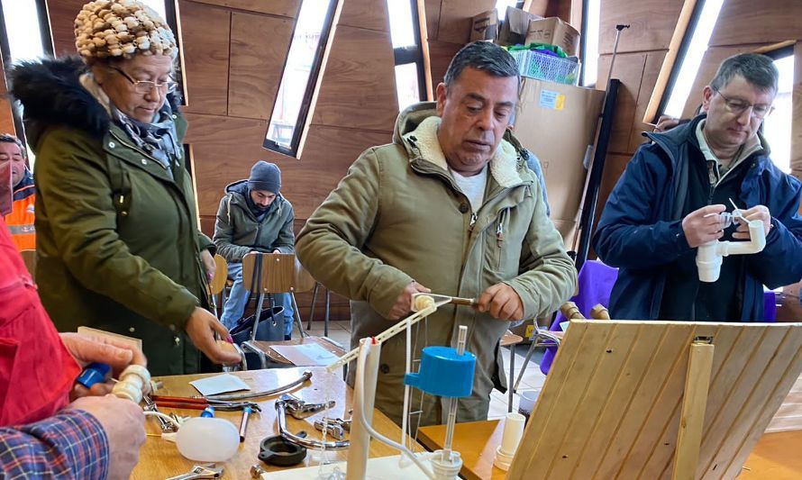 Puertomontinos participan en talleres de gasfitería para identificar y solucionar fugas de agua domiciliarias