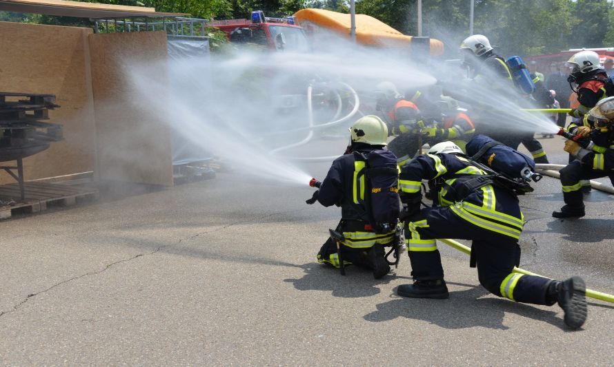 Más de 1 km de mangueras recibieron bomberos