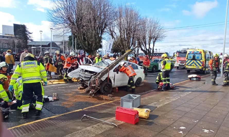 Saesa hace llamado a la prevención con simulacro de choque a poste en el centro de Puerto Montt