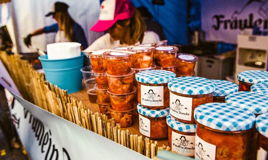 Foto de anna-m. w.: https://www.pexels.com/es-es/foto/mujer-vendiendo-alimentos-enlatados-en-la-mesa-de-presentacion-1047460/