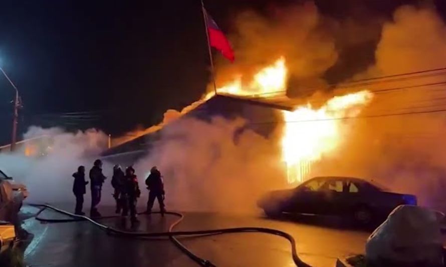 Incendio destruyó taller mecánico, automóviles y dejó con daños a dos viviendas en Puerto Montt