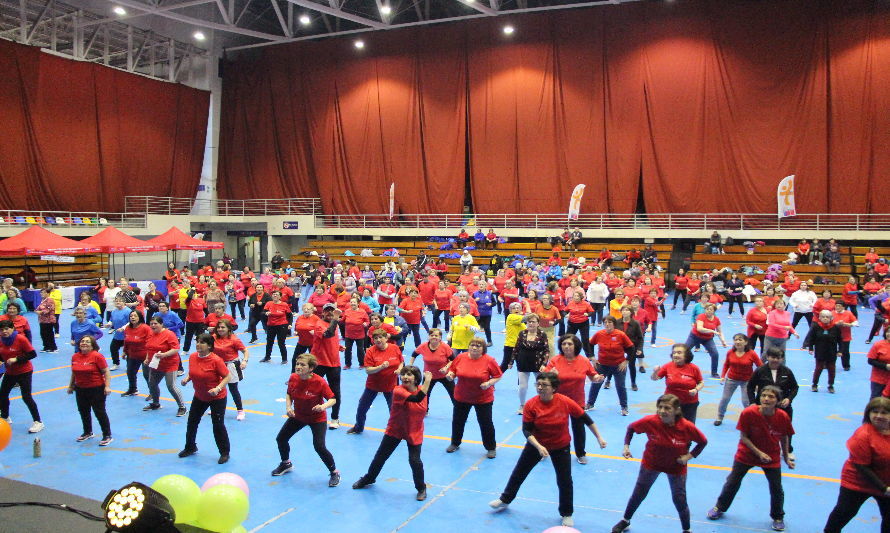 Con mega baile entretenido celebraron el día del adulto mayor