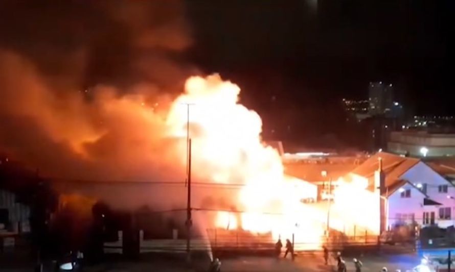 Dantesco incendio destruyó dos inmuebles en el centro de Puerto Montt