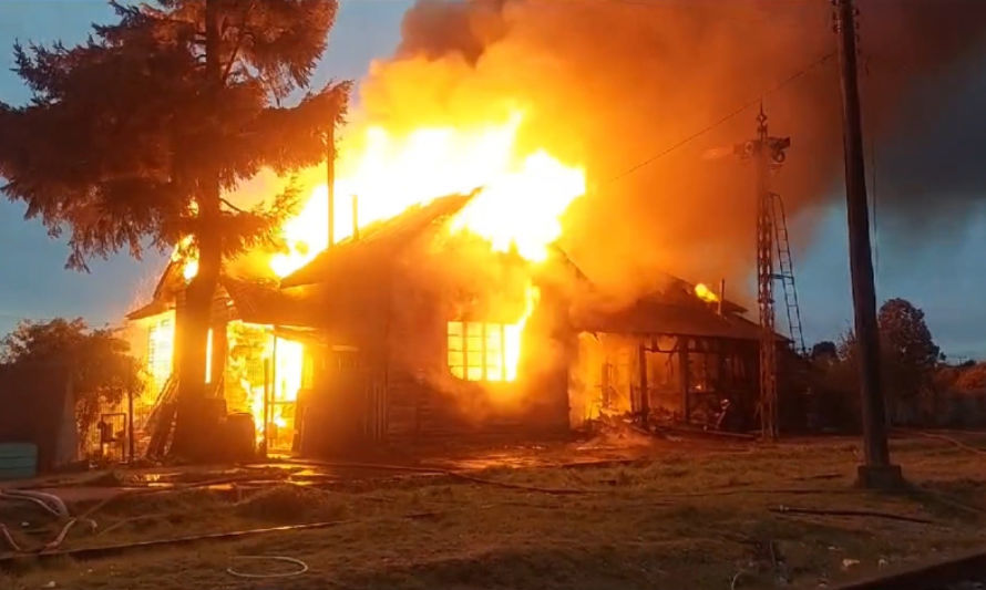 Incendio destruyó histórica ex estación de trenes de Alerce Histórico