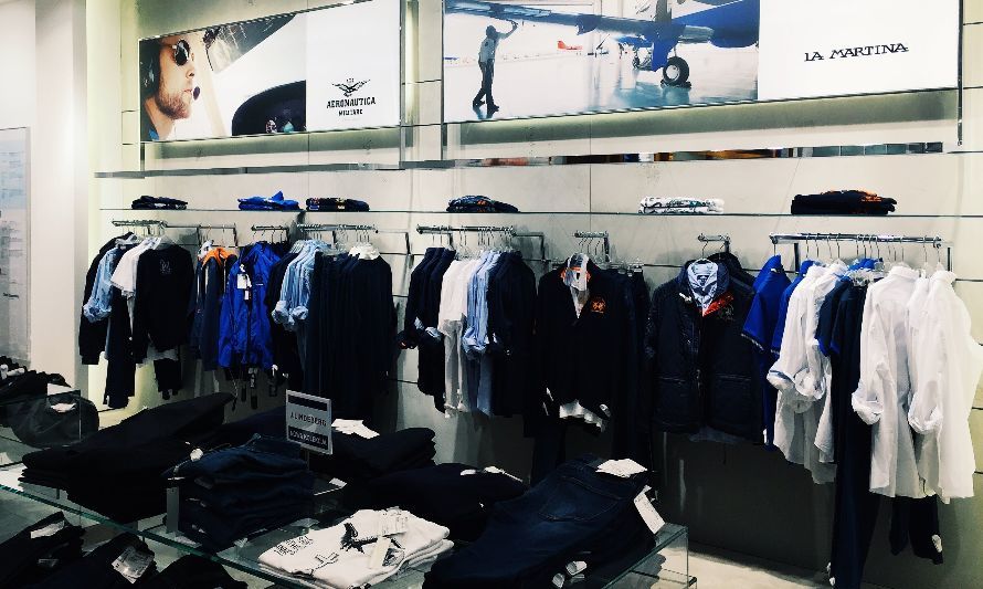Foto de Pavlo Luchkovski: https://www.pexels.com/es-es/foto/ropa-colgada-en-la-tienda-338027/
