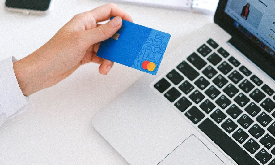 Foto de Anna Shvets: https://www.pexels.com/es-es/foto/persona-manos-telefono-inteligente-macbook-pro-4482900/