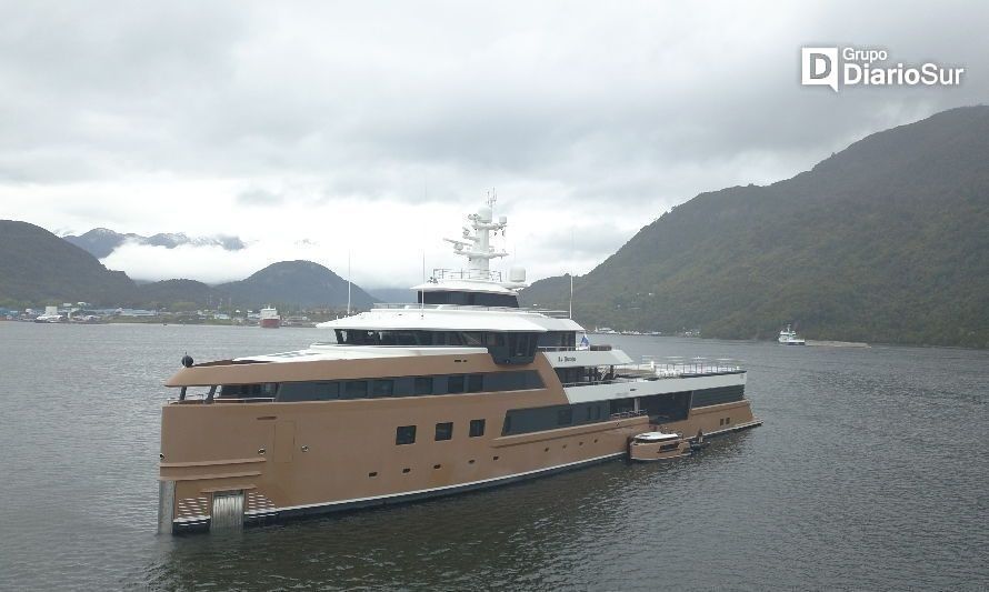 Yate de lujo que realiza travesía por la Patagonia llegó a Puerto Chacabuco