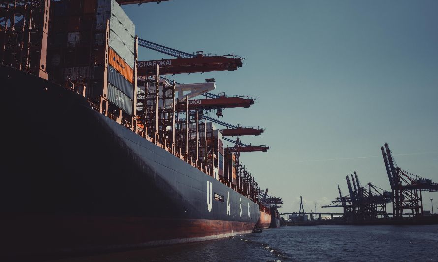 Foto de Sascha Hormel: https://www.pexels.com/es-es/foto/fotografia-de-enfoque-superficial-de-barco-negro-1095814/