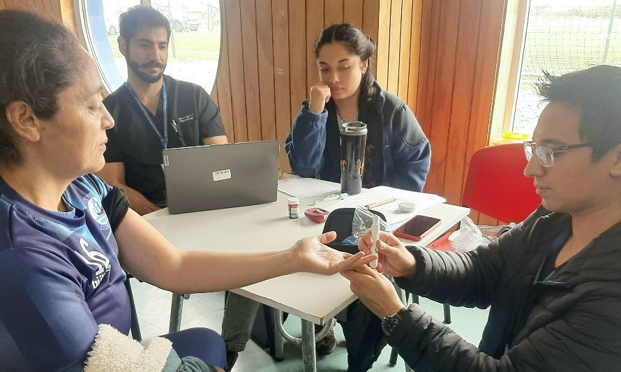 Salud Municipal de Pto. Montt realiza exámenes para detectar diabetes en futbolistas mujeres