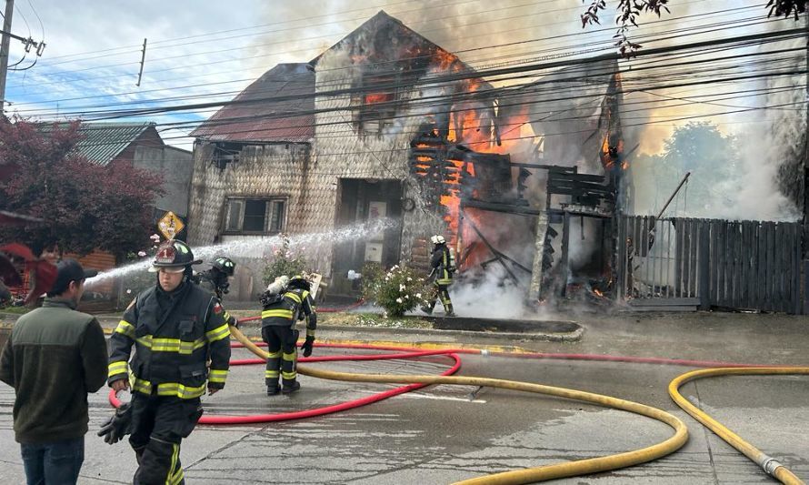 Municipio de Puerto Varas evalúa acciones legales en contra de propietario de casona incendiada en pleno centro