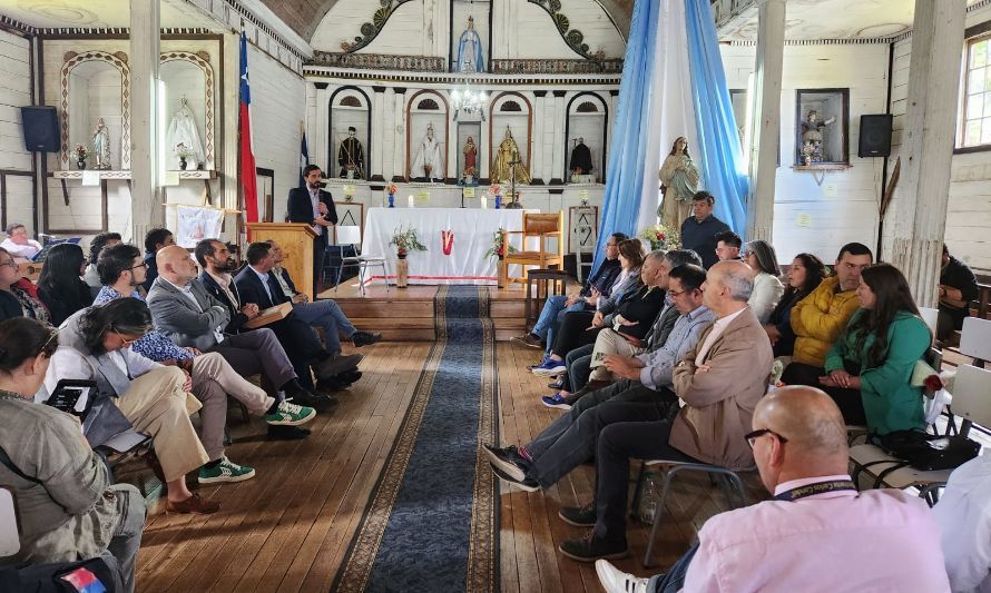 En su primera visita al archipiélago Ministro de Economía destacó el Programa Territorial Integrado Iglesias Patrimoniales de Chiloé 