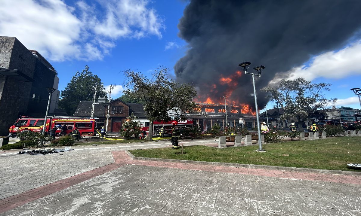 Alcalde de Puerto Varas expresó la necesidad de contar con un carro de Bomberos con Escala Mecánica tras incendio de mall chino