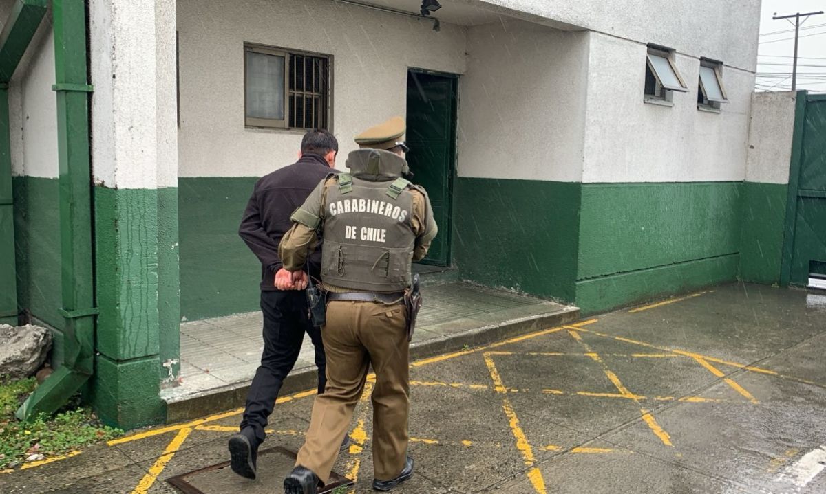 Carabineros detiene a 3 prófugos de la justicia