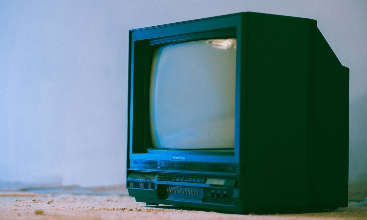 Foto de Anete Lusina: https://www.pexels.com/es-es/foto/tv-crt-negro-apagado-5721908/